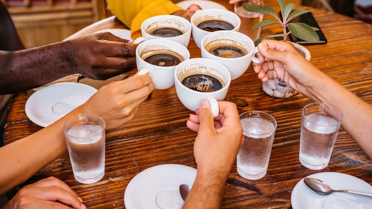 Különböző emberek kávét isznak baráti társaságban, vidám hangulatban.