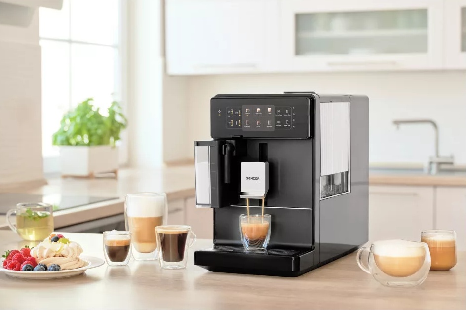 Sencor SES 9300BK automata kávéfőző, eszpresszó és cappuccino készítése közben.